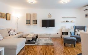 Spacious 2Bdr Apartment - Free Parking